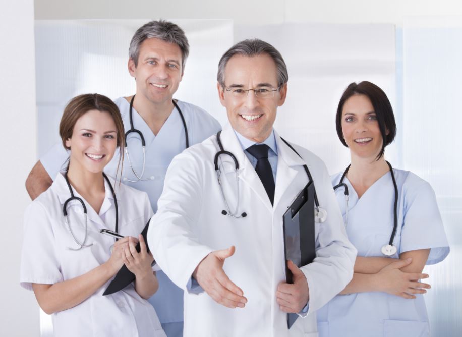medicos esperando a pacientes con verrugas genitales