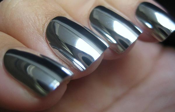 como pintar uñas plateadas como pintar uñas plateadas