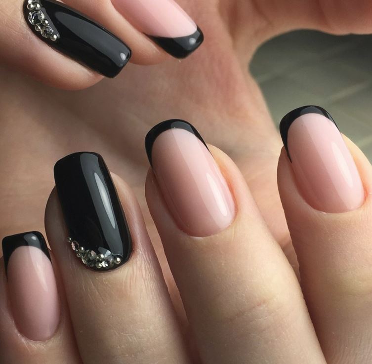 uñas negras con piedras plateadas uñas negras con piedras plateadas