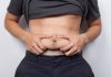 barriga hinchada después de comer y dolor