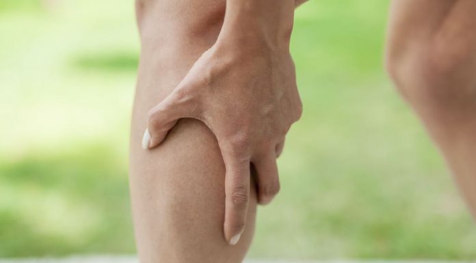como prevenir calambres en las piernas