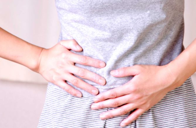 dolor bajo las costillas lado derecho