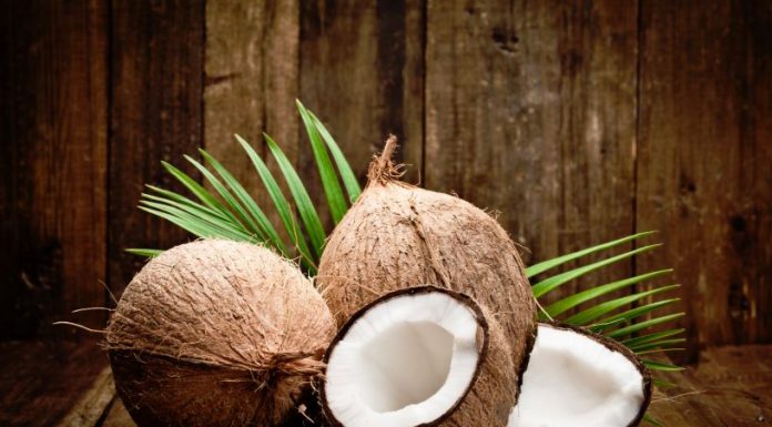Cómo abrir un coco en casa con y sin martillo como abrir un coco en casa
