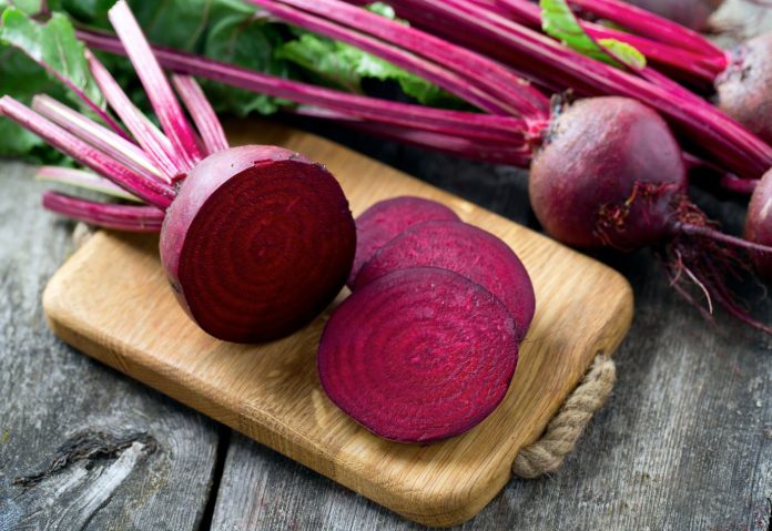beneficios de la remolacha roja cruda