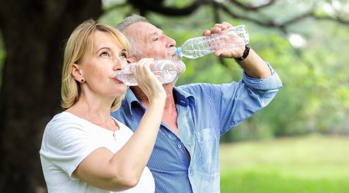 beber más de 2 litros al dia