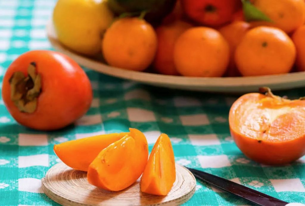 que vitaminas aporta el caqui