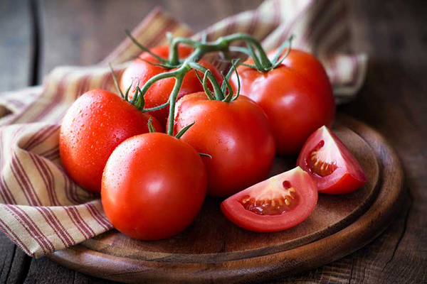 propiedades curativas del tomate rojo