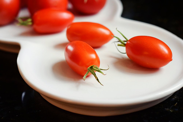 beneficios del tomate crudo